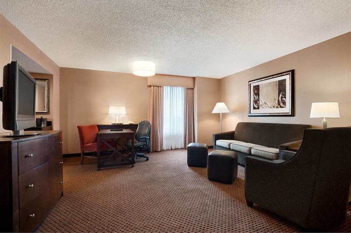Imagen de la habitación del Hotel Embassy Suites By Hilton Chicago Lombard Oak Brook. Foto 9
