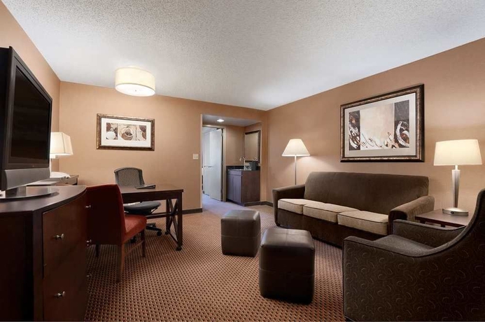 Imagen de la habitación del Hotel Embassy Suites By Hilton Chicago Lombard Oak Brook. Foto 10