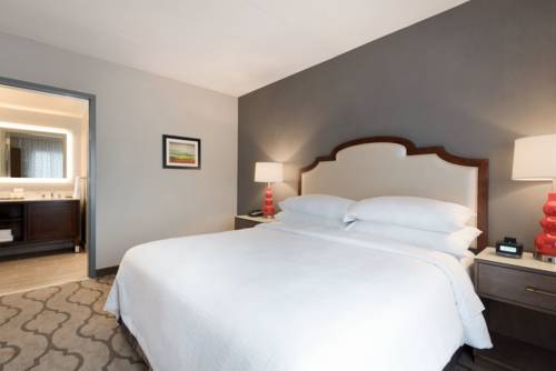 Imagen de la habitación del Hotel Embassy Suites By Hilton Chicago Naperville. Foto 2