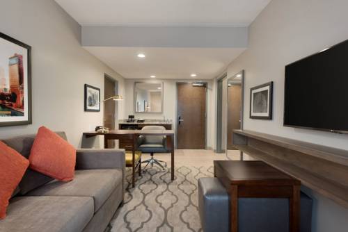 Imagen de la habitación del Hotel Embassy Suites By Hilton Chicago Naperville. Foto 3