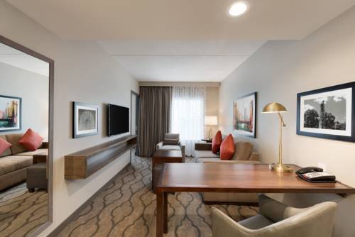 Imagen de la habitación del Hotel Embassy Suites By Hilton Chicago Naperville. Foto 5