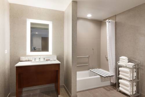 Imagen de la habitación del Hotel Embassy Suites By Hilton Chicago Naperville. Foto 6