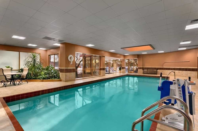 Imagen de la piscina del Hotel Embassy Suites By Hilton Chicago North Shore Deerfield. Foto 16