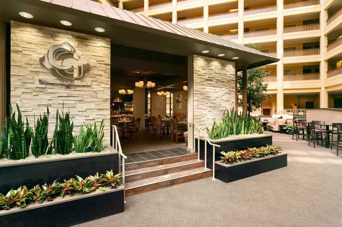 Imagen del bar/restaurante del Hotel Embassy Suites By Hilton Chicago North Shore Deerfield. Foto 2