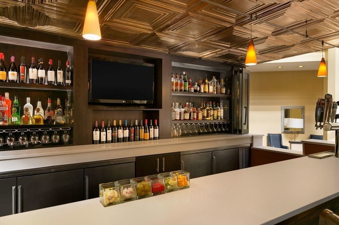 Imagen del bar/restaurante del Hotel Embassy Suites By Hilton Chicago North Shore Deerfield. Foto 3
