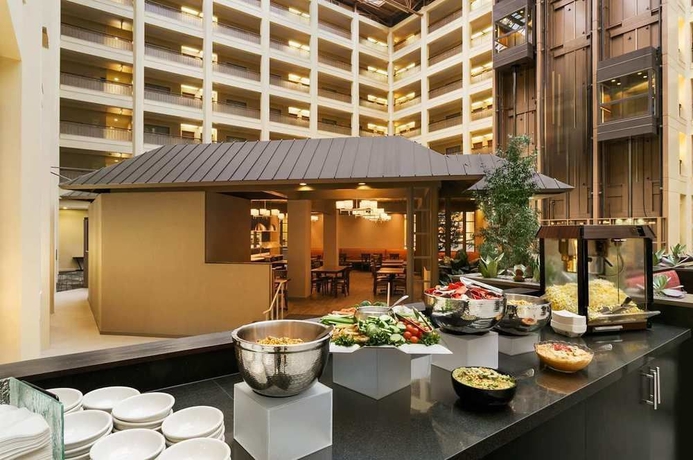 Imagen del bar/restaurante del Hotel Embassy Suites By Hilton Chicago North Shore Deerfield. Foto 4