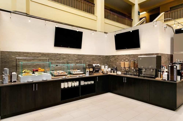 Imagen del bar/restaurante del Hotel Embassy Suites By Hilton Chicago North Shore Deerfield. Foto 5