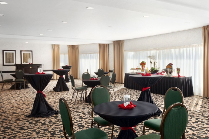 Imagen de los interiores del Hotel Embassy Suites By Hilton Chicago O'hare Rosemont. Foto 11