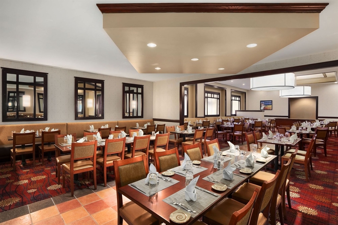 Imagen del bar/restaurante del Hotel Embassy Suites By Hilton Chicago O'hare Rosemont. Foto 3