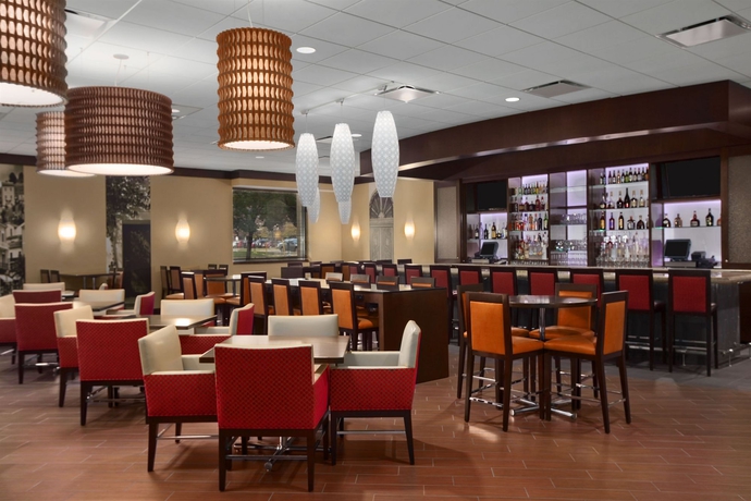 Imagen de los interiores del Hotel Embassy Suites By Hilton Chicago O'hare Rosemont. Foto 12