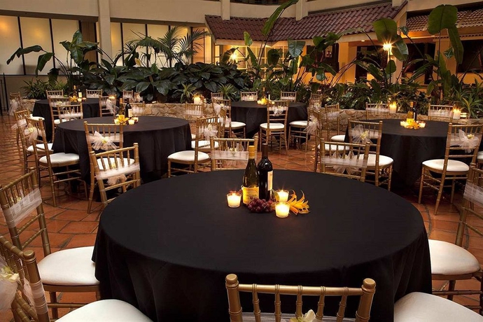 Imagen de los exteriores del Hotel Embassy Suites By Hilton Chicago Schaumburg Woodfield. Foto 9