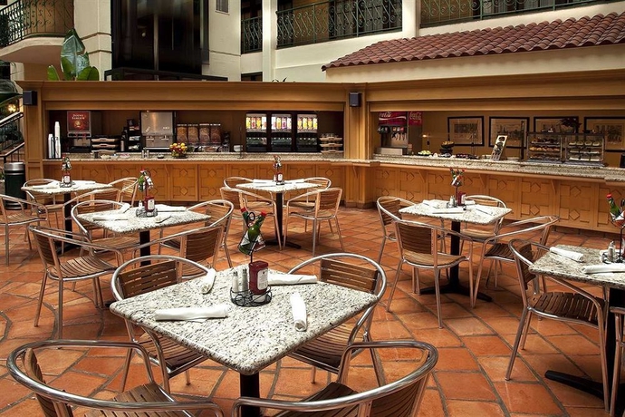 Imagen del bar/restaurante del Hotel Embassy Suites By Hilton Chicago Schaumburg Woodfield. Foto 2