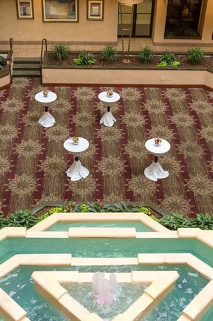 Imagen de los interiores del Hotel Embassy Suites By Hilton Columbia Greystone. Foto 14