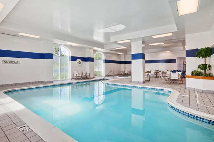 Imagen de la piscina del Hotel Embassy Suites By Hilton Columbus Dublin. Foto 12