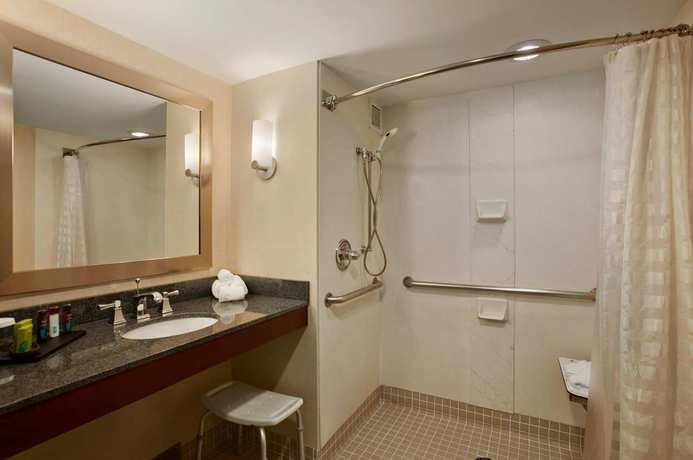 Imagen de la habitación del Hotel Embassy Suites By Hilton Columbus Dublin. Foto 3