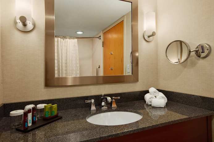Imagen de la habitación del Hotel Embassy Suites By Hilton Columbus Dublin. Foto 4