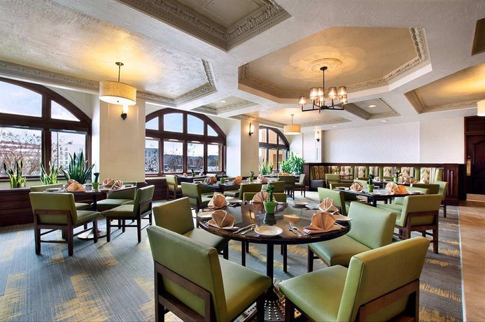 Imagen del bar/restaurante del Hotel Embassy Suites By Hilton Dallas Dfw Airport South. Foto 2
