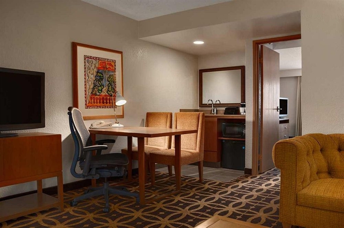 Imagen de los interiores del Hotel Embassy Suites By Hilton Dallas Dfw Airport South. Foto 8