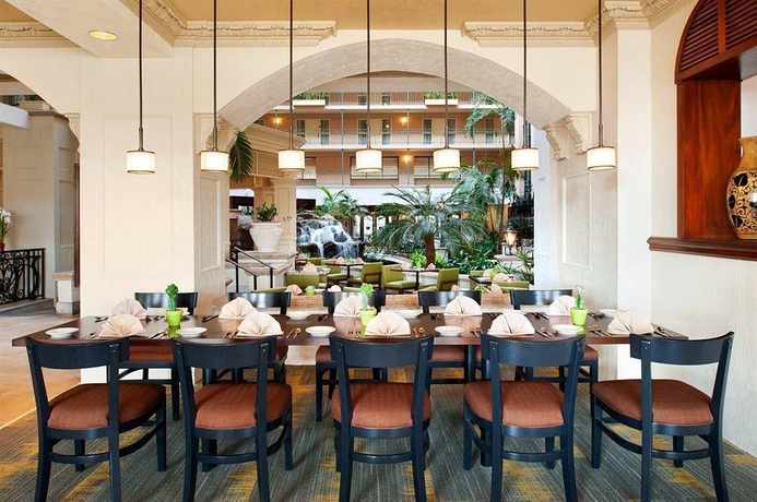 Imagen del bar/restaurante del Hotel Embassy Suites By Hilton Dallas Dfw Airport South. Foto 3