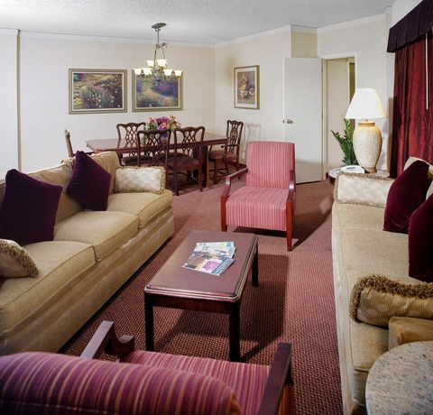 Imagen de los interiores del Hotel Embassy Suites By Hilton Dallas Love Field. Foto 15