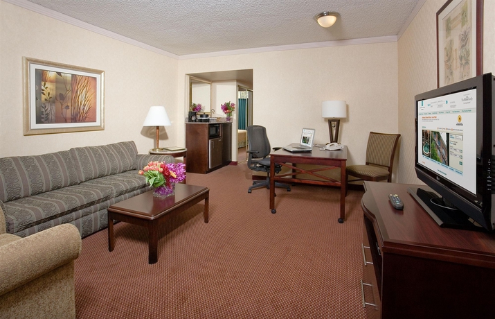 Imagen de los interiores del Hotel Embassy Suites By Hilton Dallas Love Field. Foto 16