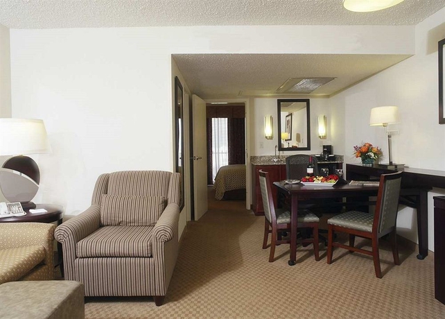 Imagen de los interiores del Hotel Embassy Suites By Hilton Dallas Market Center. Foto 10