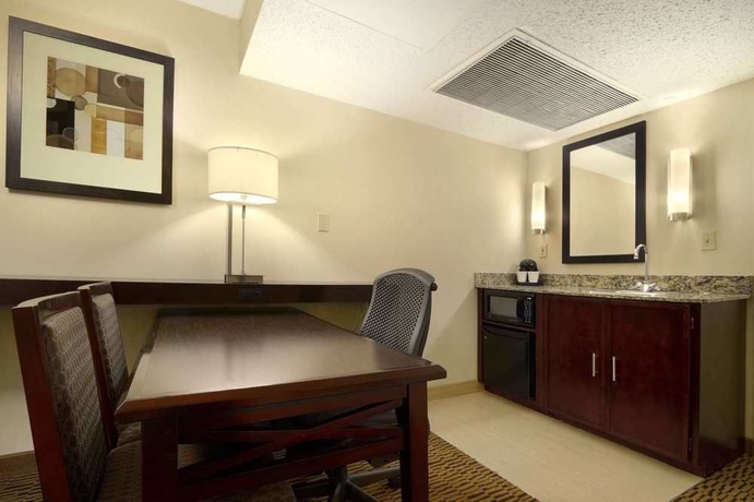 Imagen de los interiores del Hotel Embassy Suites By Hilton Dallas Market Center. Foto 11