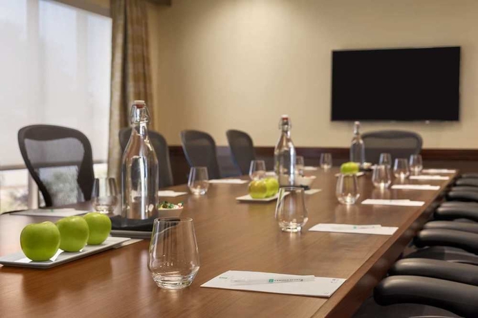 Imagen de los interiores del Hotel Embassy Suites By Hilton Dallas Market Center. Foto 12