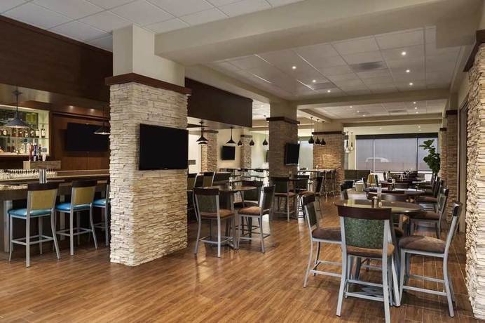 Imagen del bar/restaurante del Hotel Embassy Suites By Hilton Dallas Market Center. Foto 4