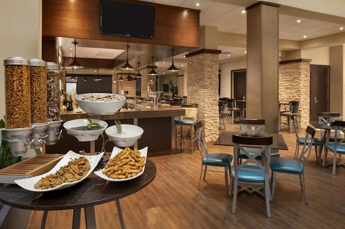 Imagen del bar/restaurante del Hotel Embassy Suites By Hilton Dallas Market Center. Foto 6