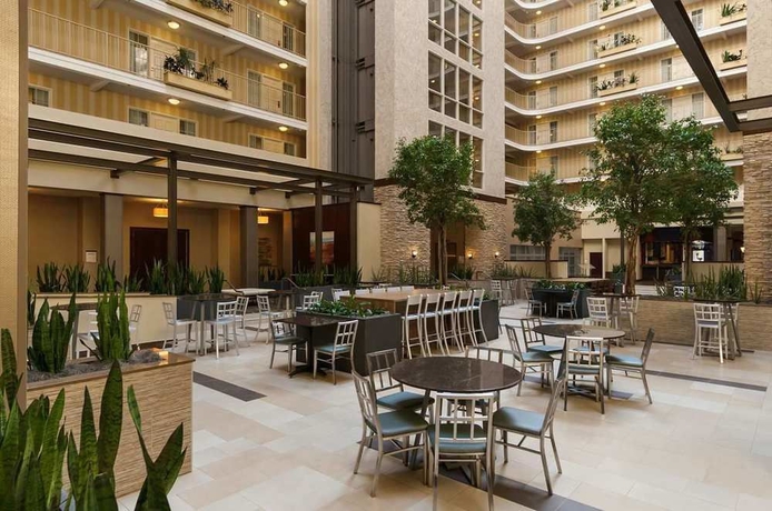 Imagen del bar/restaurante del Hotel Embassy Suites By Hilton Dallas Market Center. Foto 7