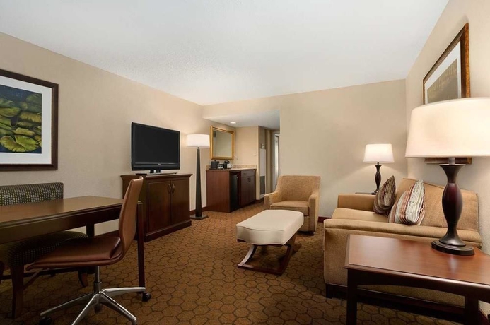 Imagen de los interiores del Hotel Embassy Suites By Hilton Dallas Near The Galleria. Foto 12