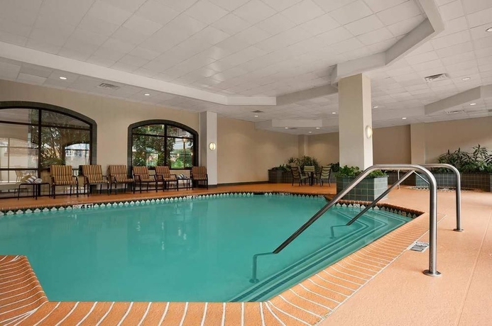 Imagen de la piscina del Hotel Embassy Suites By Hilton Dallas Near The Galleria. Foto 16