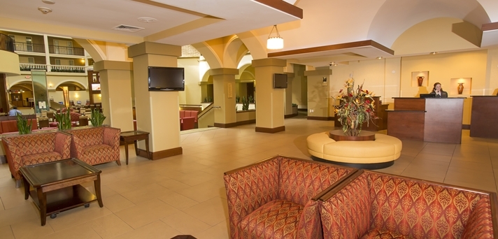 Imagen de los interiores del Hotel Embassy Suites By Hilton Dallas Park Central Area. Foto 5