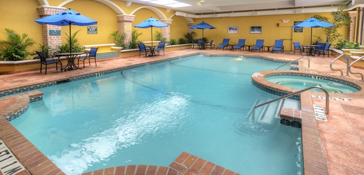 Imagen de la piscina del Hotel Embassy Suites By Hilton Dallas Park Central Area. Foto 6