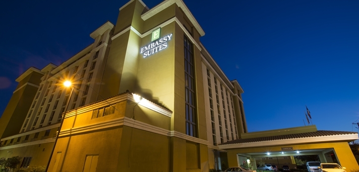 Imagen de los exteriores del Hotel Embassy Suites By Hilton Dallas Park Central Area. Foto 4