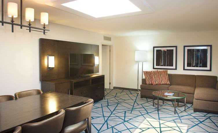Imagen de la habitación del Hotel Embassy Suites By Hilton Detroit Livonia Novi. Foto 2