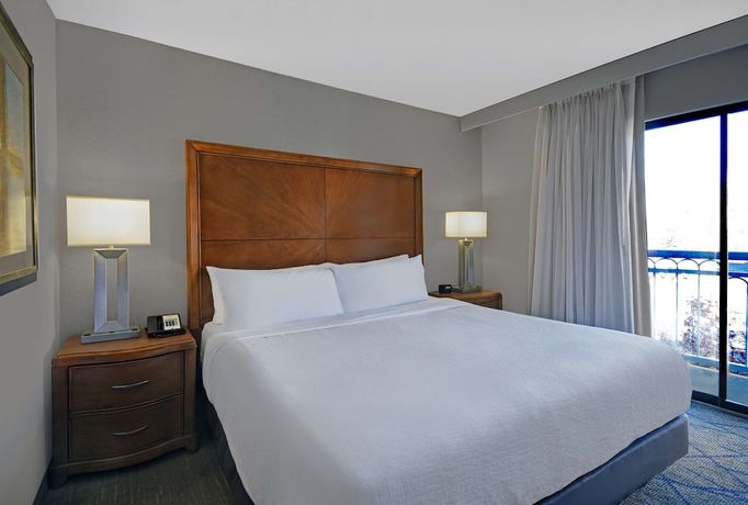 Imagen de la habitación del Hotel Embassy Suites By Hilton Detroit Livonia Novi. Foto 4