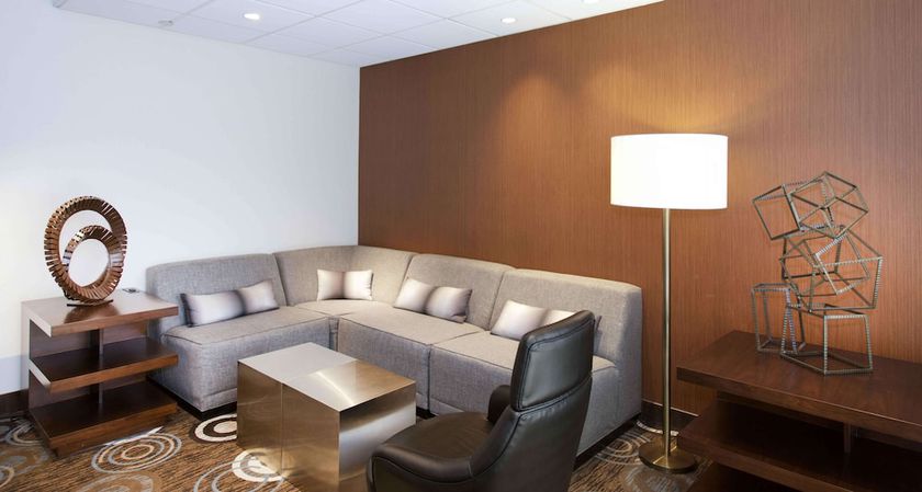 Imagen de los interiores del Hotel Embassy Suites By Hilton Detroit Livonia Novi. Foto 18