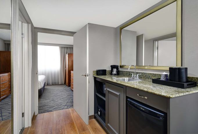 Imagen de la habitación del Hotel Embassy Suites By Hilton Detroit Livonia Novi. Foto 8