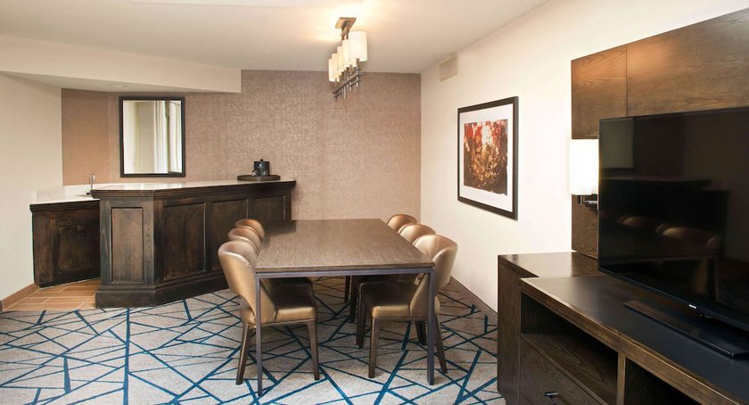 Imagen de la habitación del Hotel Embassy Suites By Hilton Detroit Livonia Novi. Foto 11