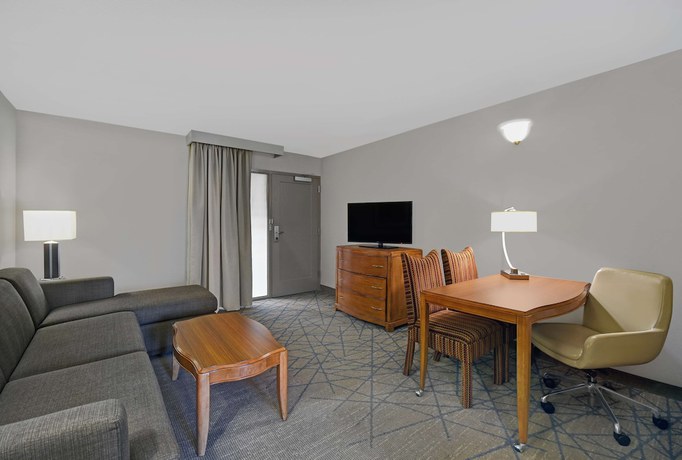 Imagen de la habitación del Hotel Embassy Suites By Hilton Detroit Livonia Novi. Foto 16