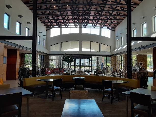 Imagen de los interiores del Hotel Embassy Suites By Hilton Detroit Metro Airport. Foto 17
