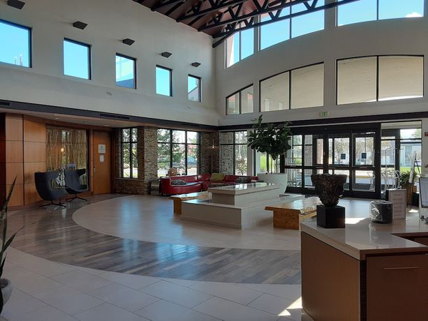 Imagen de los interiores del Hotel Embassy Suites By Hilton Detroit Metro Airport. Foto 19