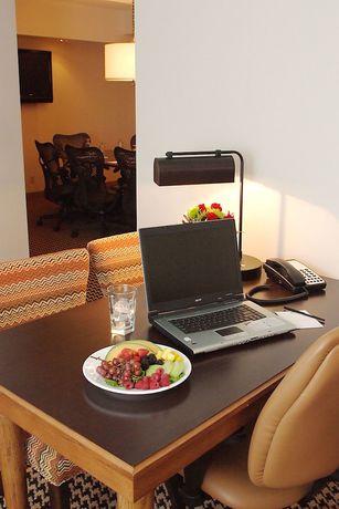 Imagen de la habitación del Hotel Embassy Suites By Hilton Detroit Metro Airport. Foto 13