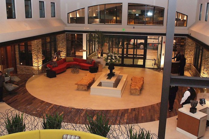 Imagen de los interiores del Hotel Embassy Suites By Hilton Detroit Metro Airport. Foto 20
