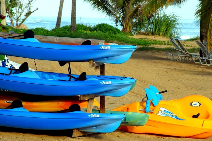 Imagen de los exteriores del Hotel Embassy Suites By Hilton Dorado Del Mar Beach Resort. Foto 4