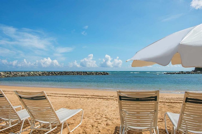 Imagen de los exteriores del Hotel Embassy Suites By Hilton Dorado Del Mar Beach Resort. Foto 5