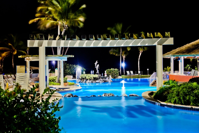 Imagen de la piscina del Hotel Embassy Suites By Hilton Dorado Del Mar Beach Resort. Foto 15