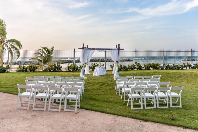 Imagen de los exteriores del Hotel Embassy Suites By Hilton Dorado Del Mar Beach Resort. Foto 7